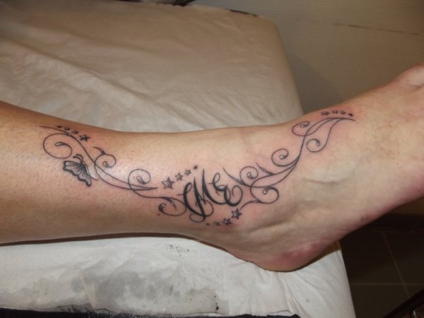 tatouage initiale cheville