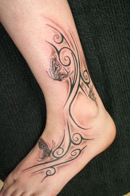 tatouage initiale cheville