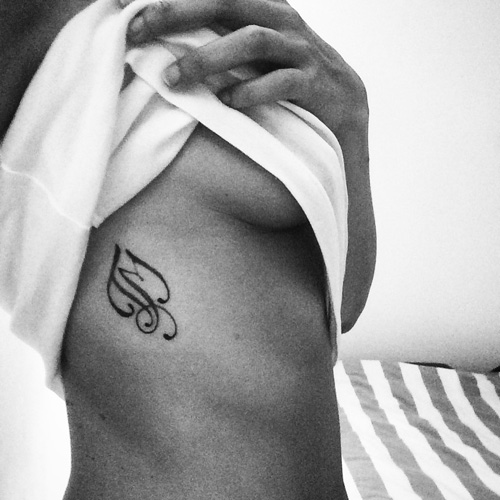 tatouage initiale cote