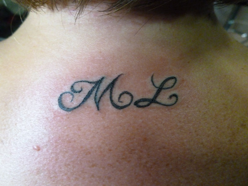 tatouage initiale cou