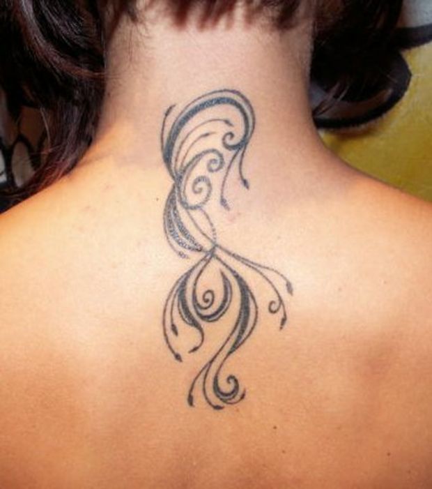 tatouage initiale cou