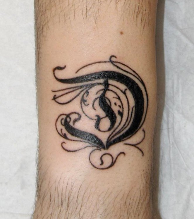 tatouage initiale d
