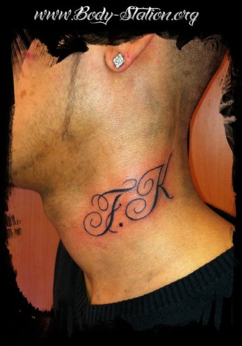 tatouage initiale dans le cou