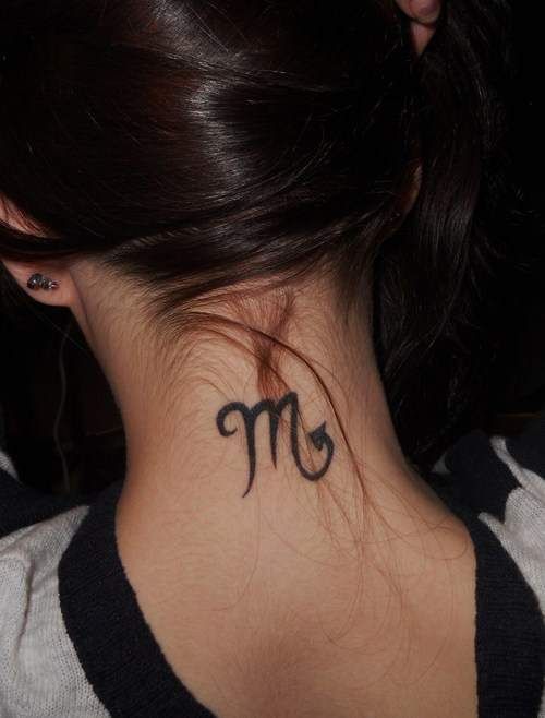tatouage initiale dans le cou