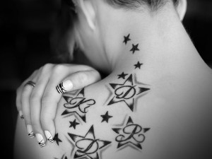tatouage initiale dans le cou