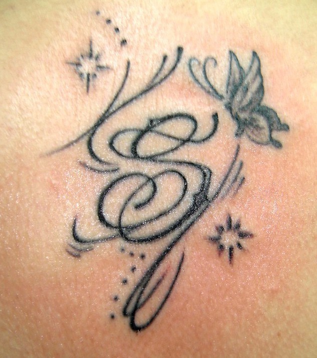 tatouage initiale dans le dos