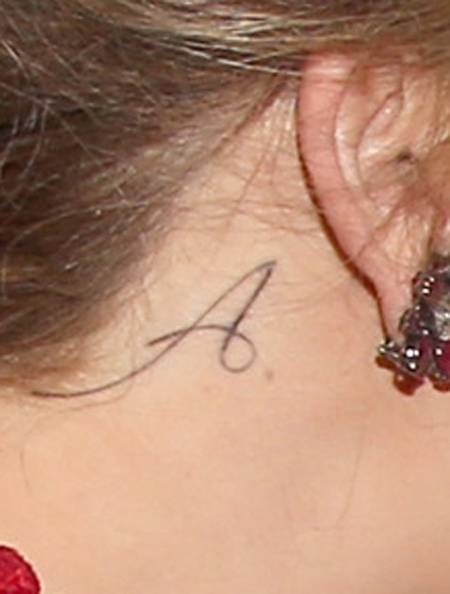tatouage initiale derrière l'oreille