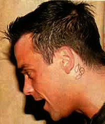 tatouage initiale derrière l'oreille