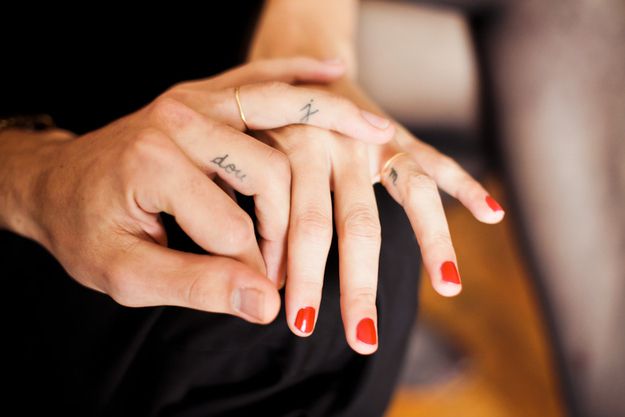 tatouage initiale doigt