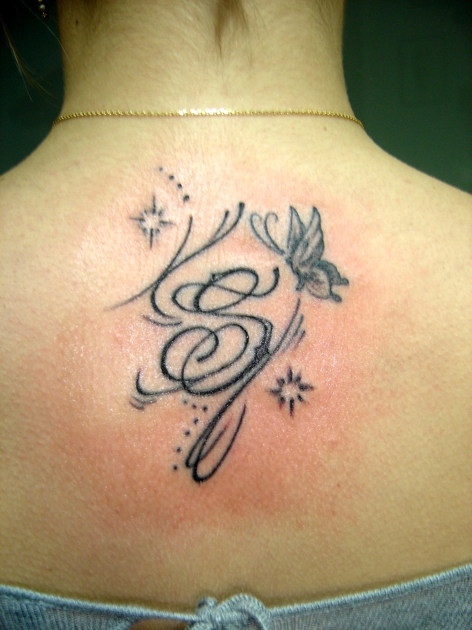tatouage initiale dos