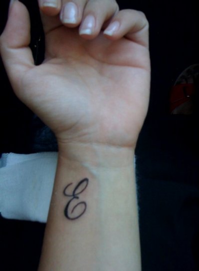 tatouage initiale e