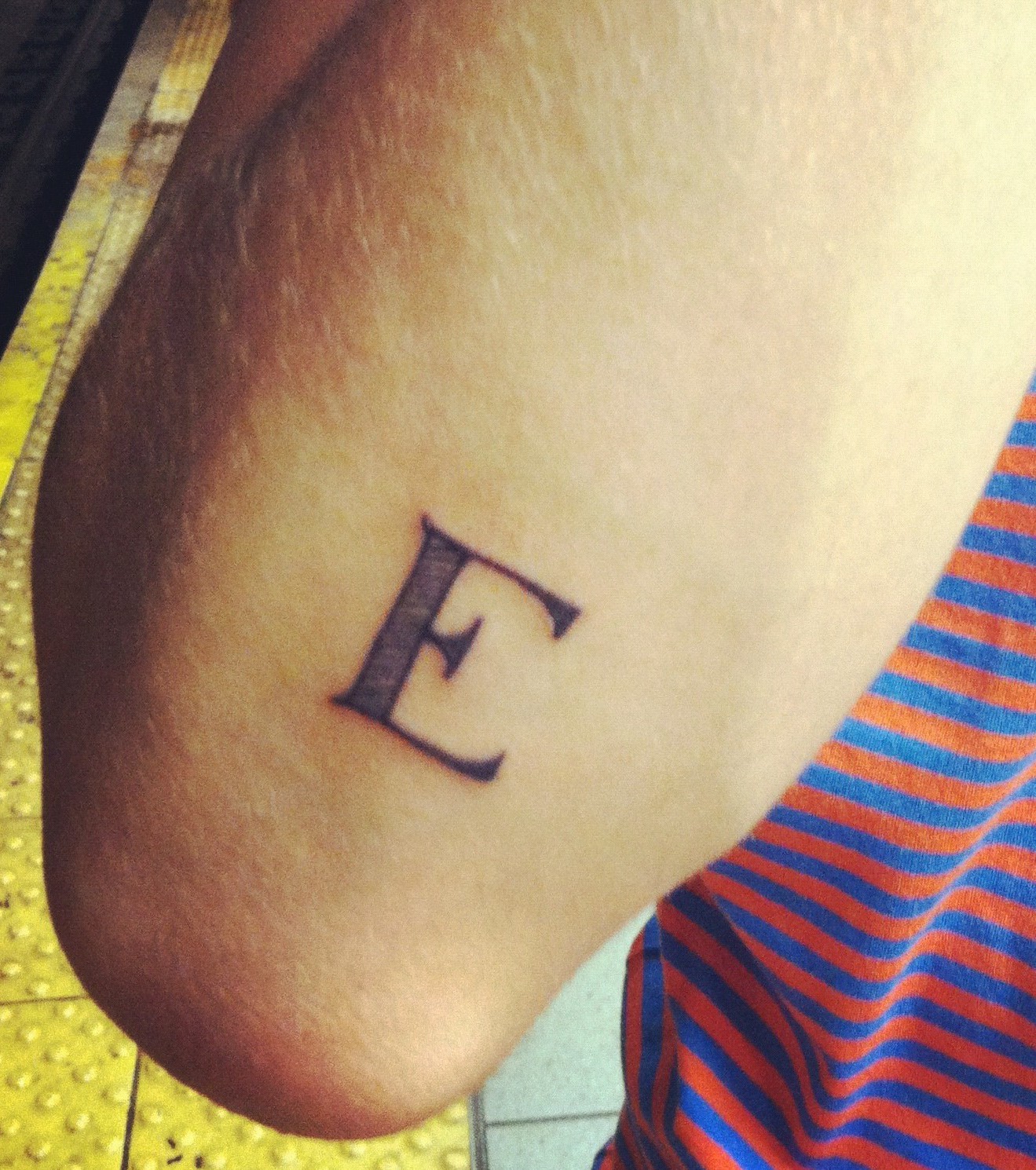 tatouage initiale e