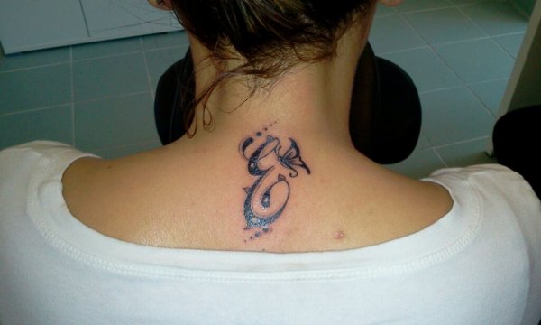 tatouage initiale e