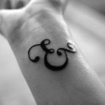 tatouage initiale e