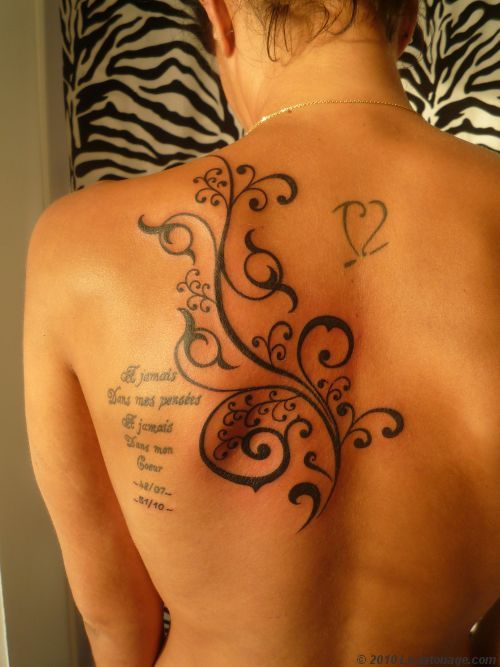 tatouage initiale épaule