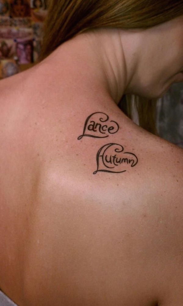 tatouage initiale épaule