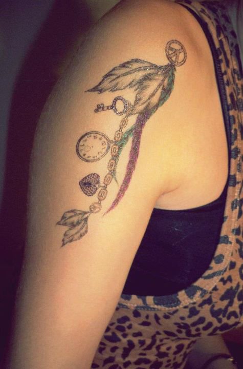 tatouage initiale épaule