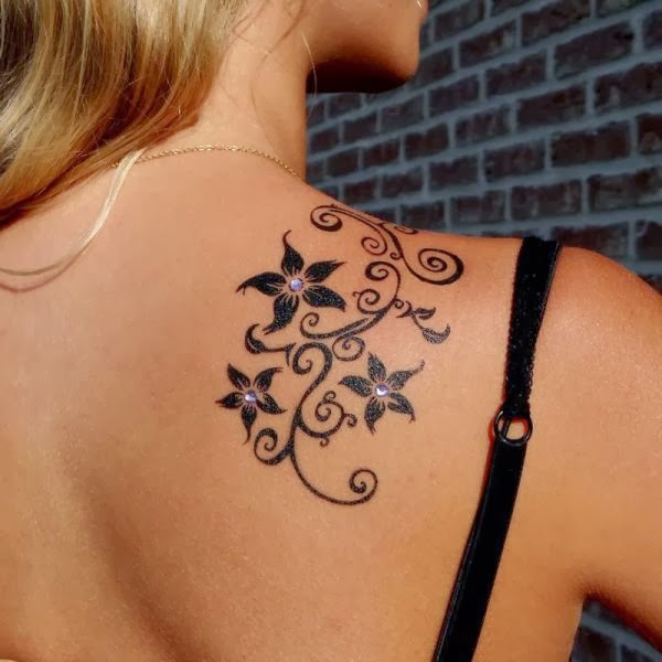 tatouage initiale épaule