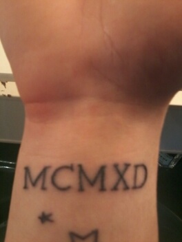 tatouage initiale et date de naissance