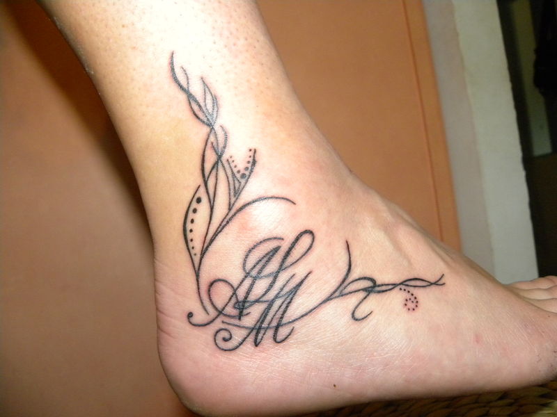 tatouage initiale et fleur