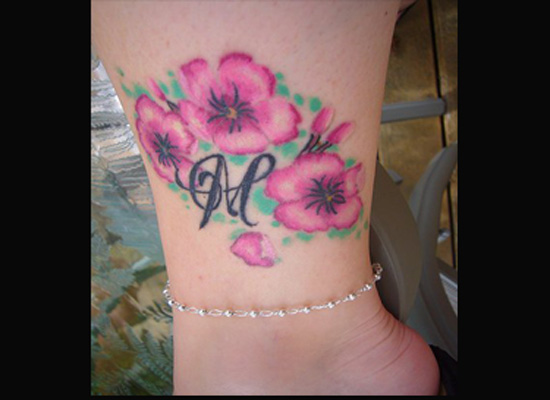 tatouage initiale et fleur