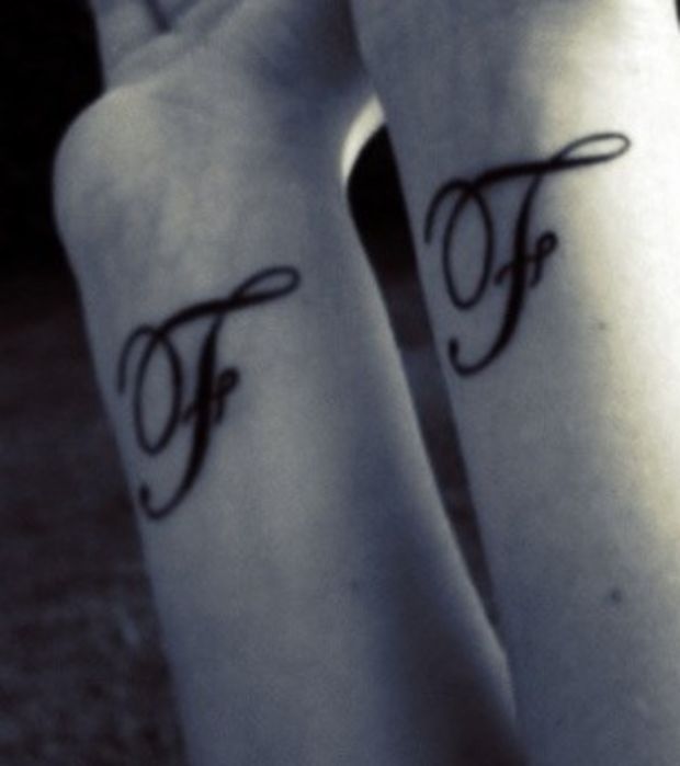 tatouage initiale f