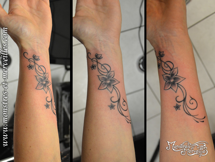 tatouage initiale fleur