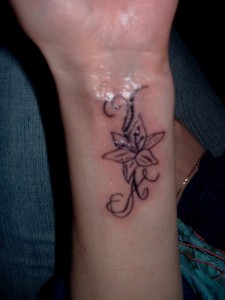 tatouage initiale fleur