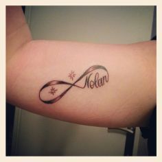 tatouage initiale infini