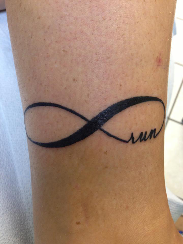 tatouage initiale infini