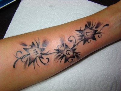tatouage initiale intérieur bras