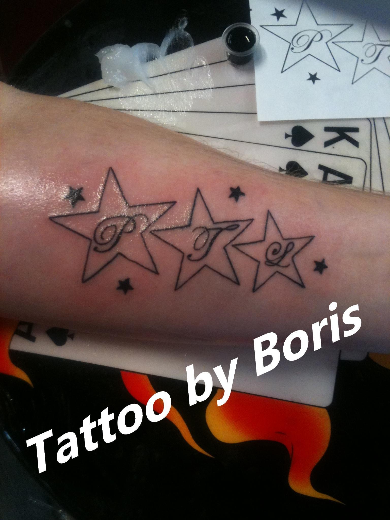 tatouage initiale intérieur bras