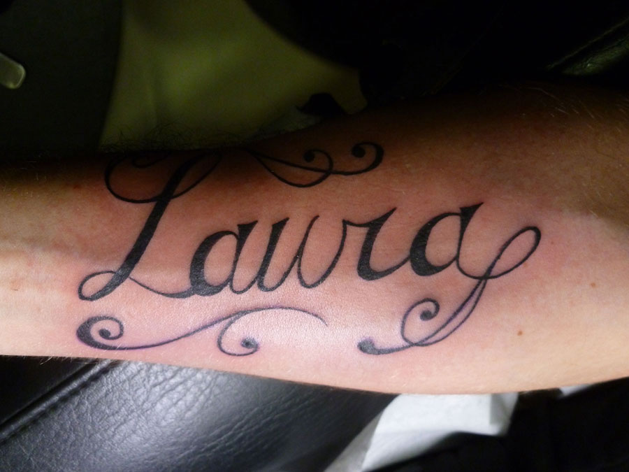 tatouage initiale intérieur bras