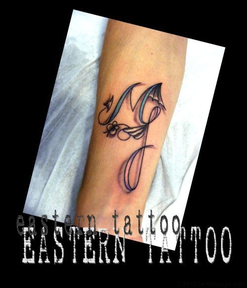 tatouage initiale intérieur bras