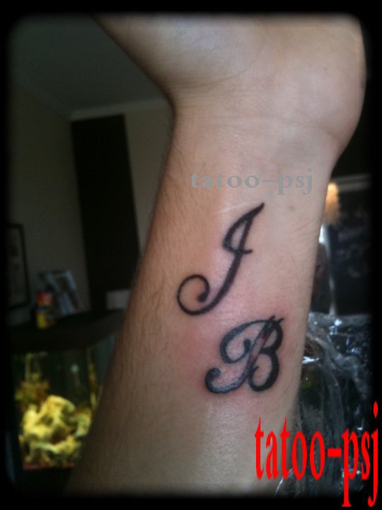 Tatouage initiale jb