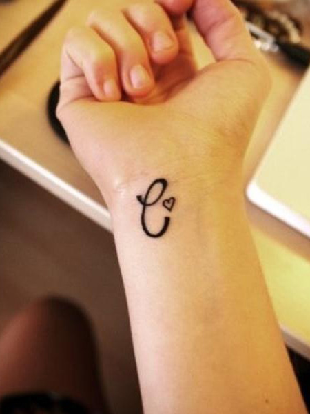 tatouage initiale l poignet