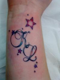 tatouage initiale lr
