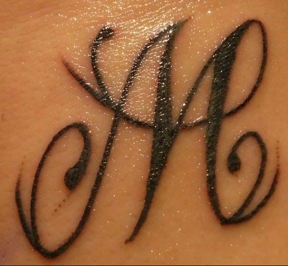 tatouage initiale m