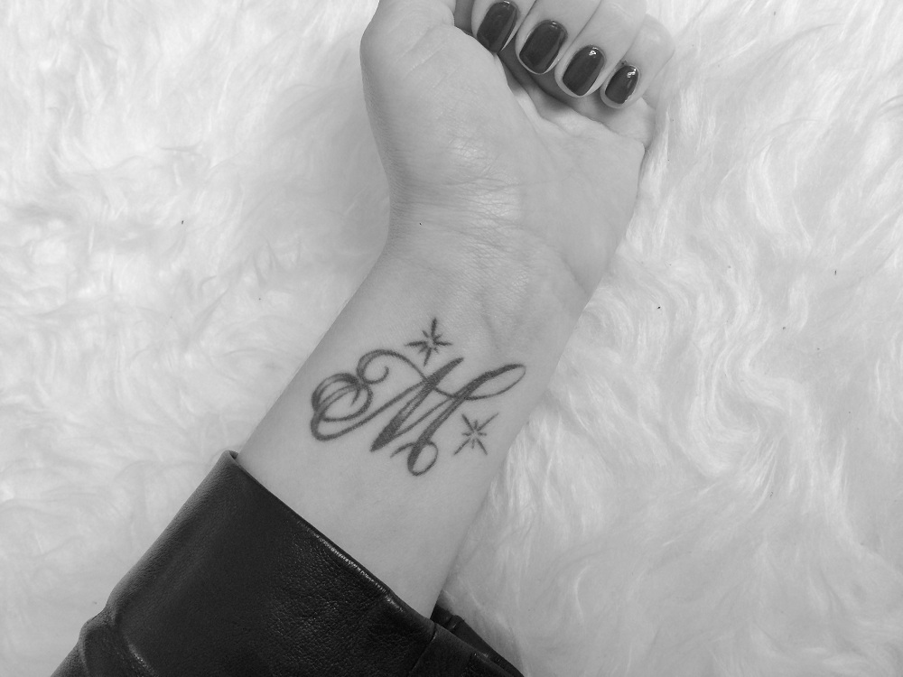 tatouage initiale m et j