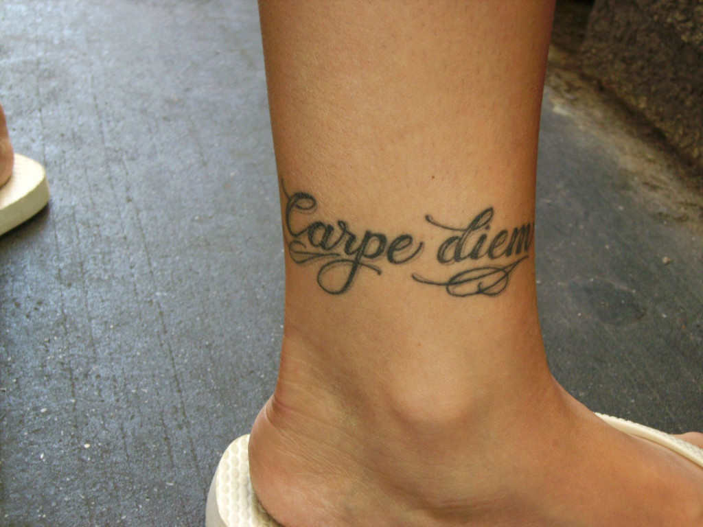 tatouage initiale mollet