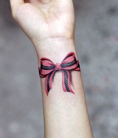 tatouage initiale noeud