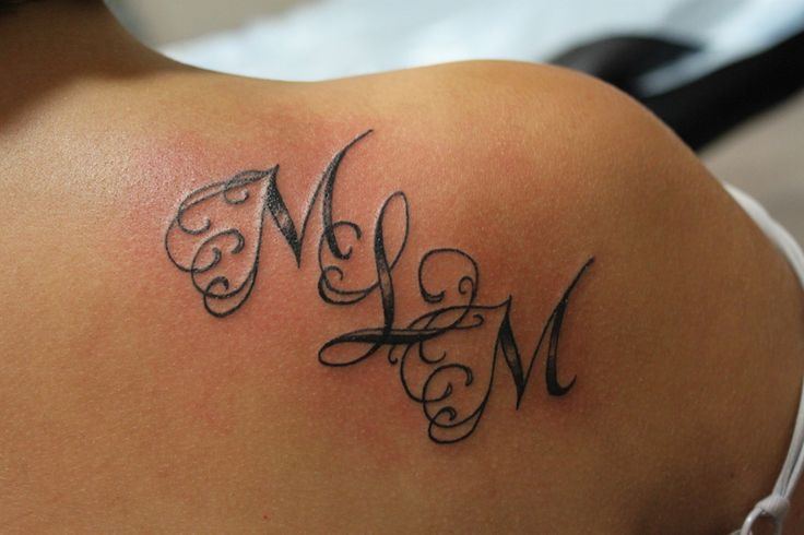 tatouage initiale omoplate