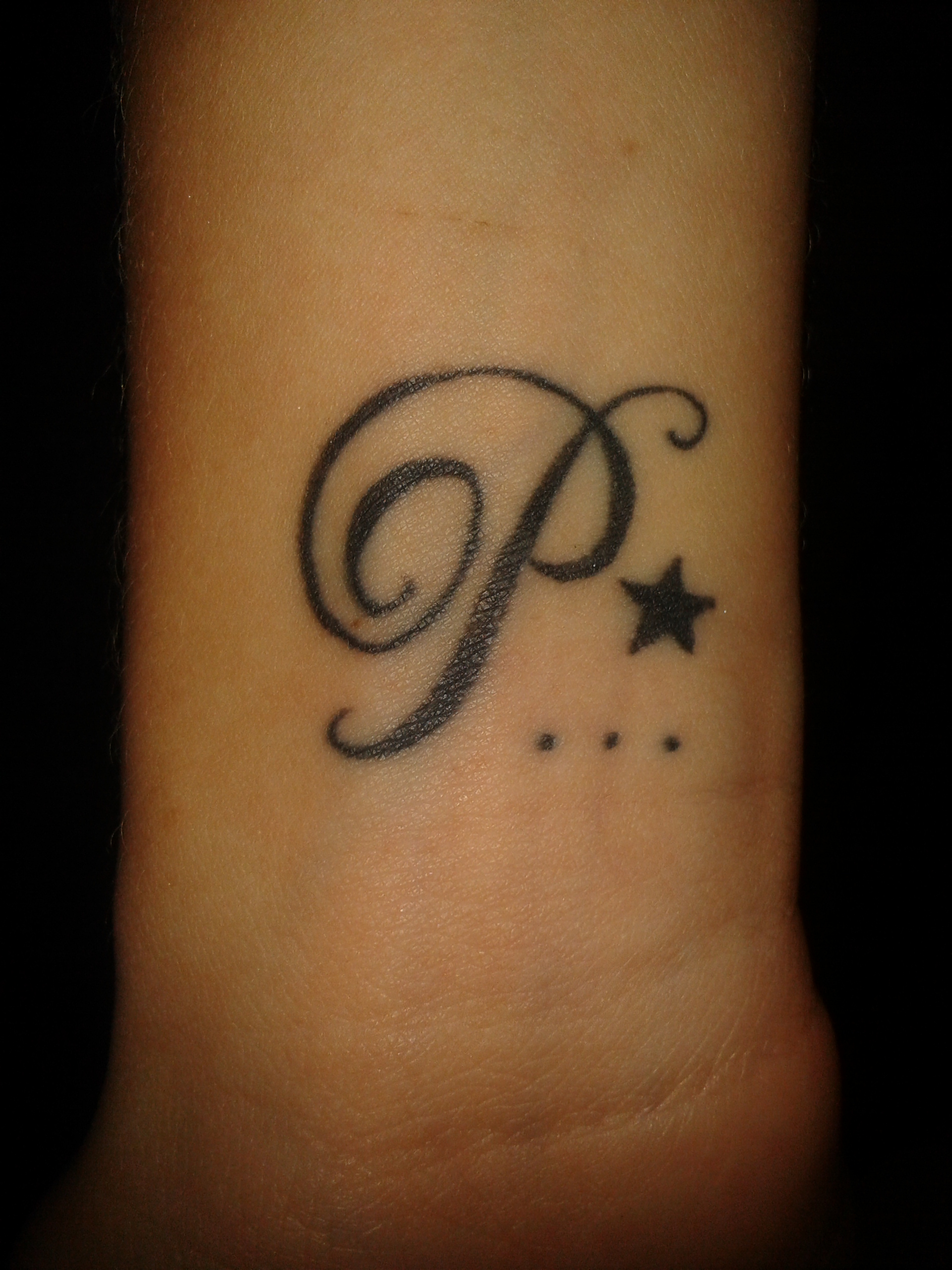 tatouage initiale p