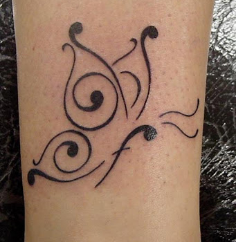 tatouage initiale papillon