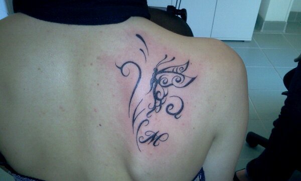 tatouage initiale papillon