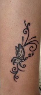 tatouage initiale papillon