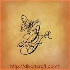 tatouage initiale papillon