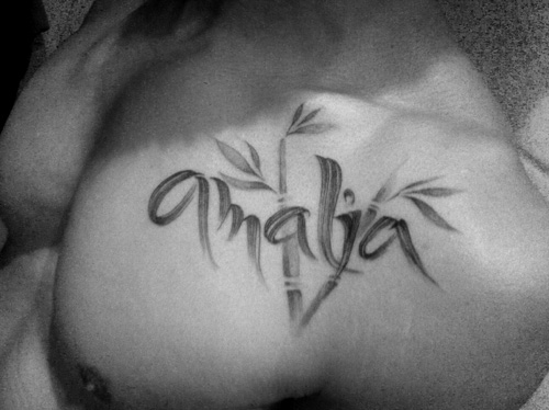 tatouage initiale pectoraux