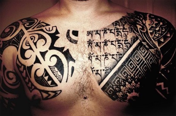 tatouage initiale pectoraux