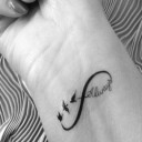 tatouage initiale poignet